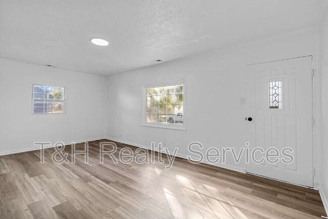 Photo - 2233 St Paul St