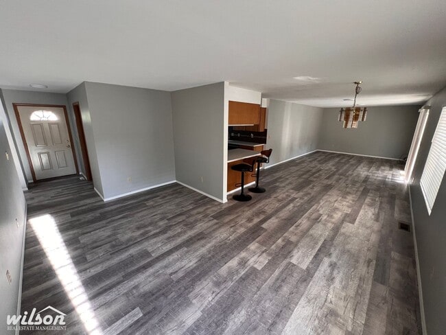 Photo - PRICE DROP ! Spacious 3 Bed / 2 Bath Home ...