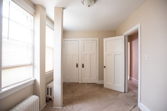 Photo - $1045– 1 BR, 1 BA Apartment, Heat Included - 1603 N Van Buren