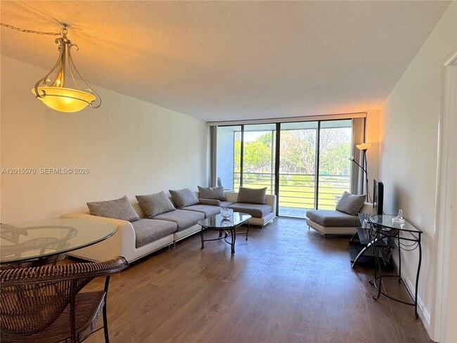 Photo - 20400 W Country Club Dr Unidad 209