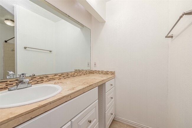 Building Photo - 16778 Glen Eagle Dr N