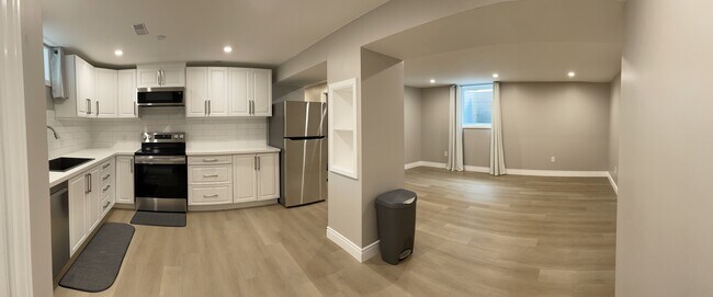 Photo - 895 Cochrane Cres Unit 2