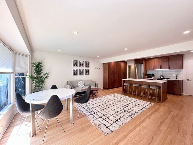 Photo - Lovely Duplex NE Portland - 2 bed, 1 bath w/Garage! Unit 2425
