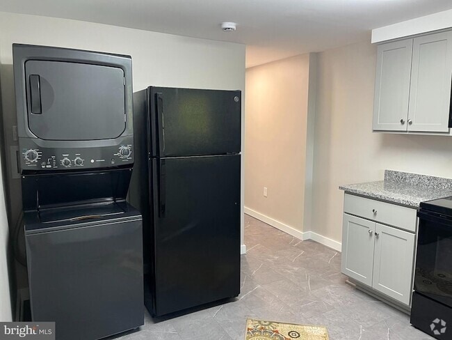 Building Photo - 211 N George St. Unit 201 Rental