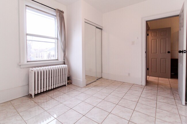 Photo - 579 College St Unit 2, Toronto, Ont, M6g1b2