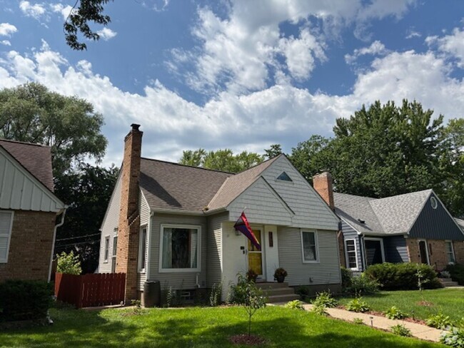Building Photo - Charming 3 BR/3 BA 1.5 story Home in a Gre...