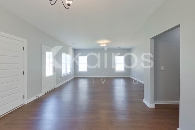 Photo - 464 White Oak Cir
