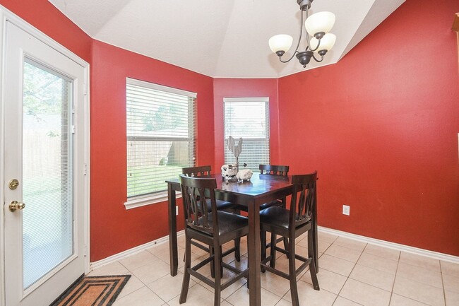 Building Photo - 5823 Knollwood Tr