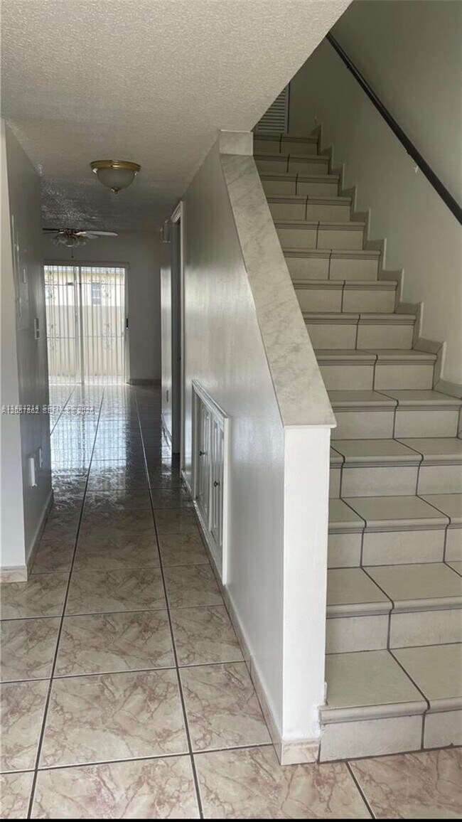 Photo - 549 W 68th St