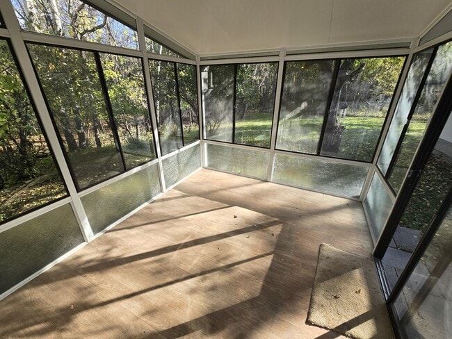 Photo - 855 Haney St