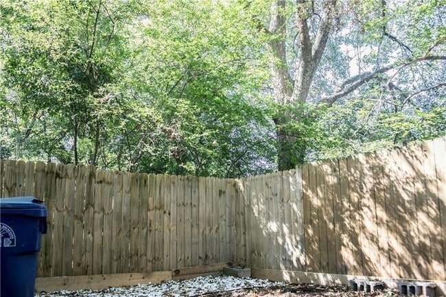 Photo - 911 Smith St SW