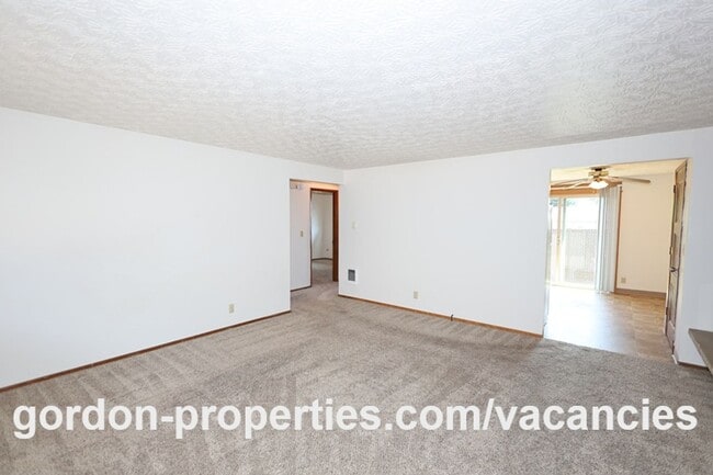 Photo - SE Cedar Ave - Single level 2 bedroom unit in duplex