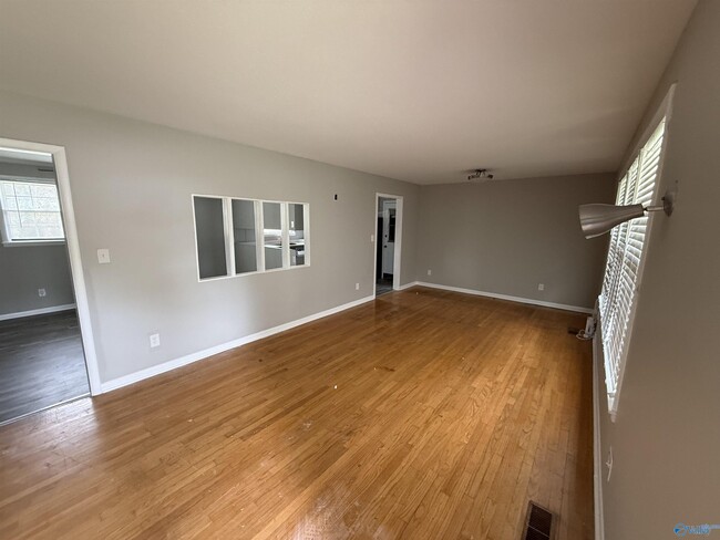 Photo - 3205 Lewisburg Dr NW