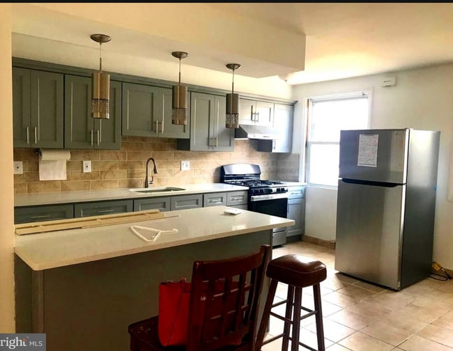 Building Photo - 3B1B Row House Northeast Philly available July 1st