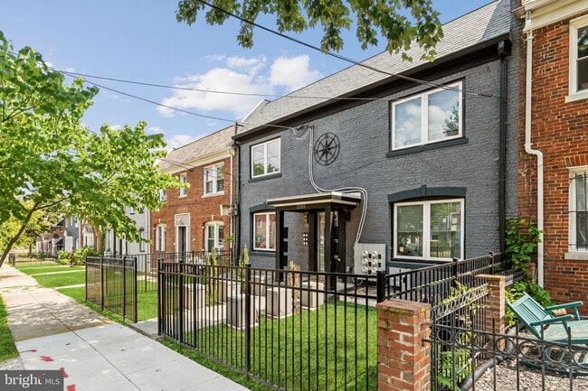 Building Photo - 1355 Bryant St NE Unit 4