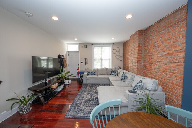 Photo - 2747 Harper St