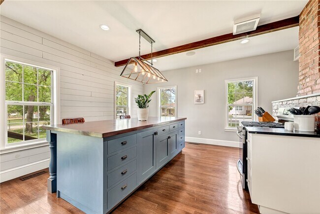 Building Photo - 801 NW C St