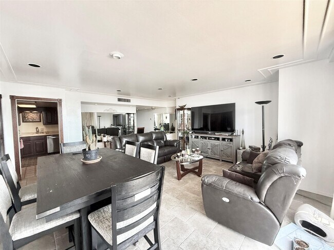 Photo - 2016 Main St Unidad 1704