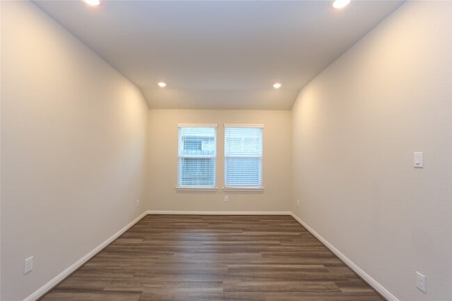 Building Photo - 1210 Oak Barrel Run