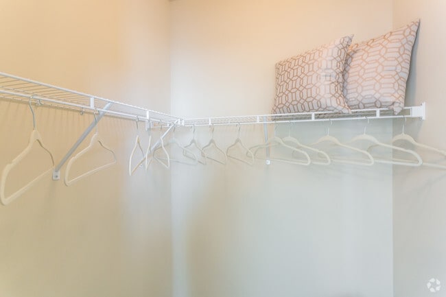 2BR, 2BA - 1060 SF - Closet