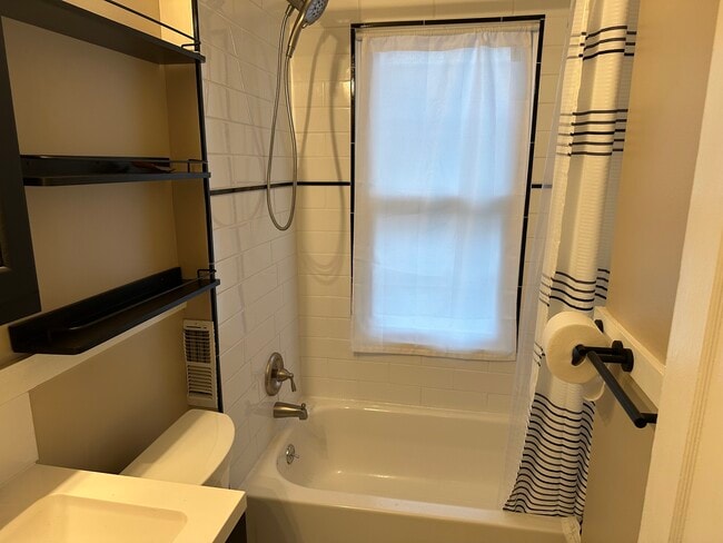 Baño 2 - 2039 Lewis Dr