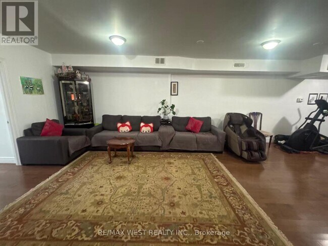 Photo - 555 St Clair Ave W