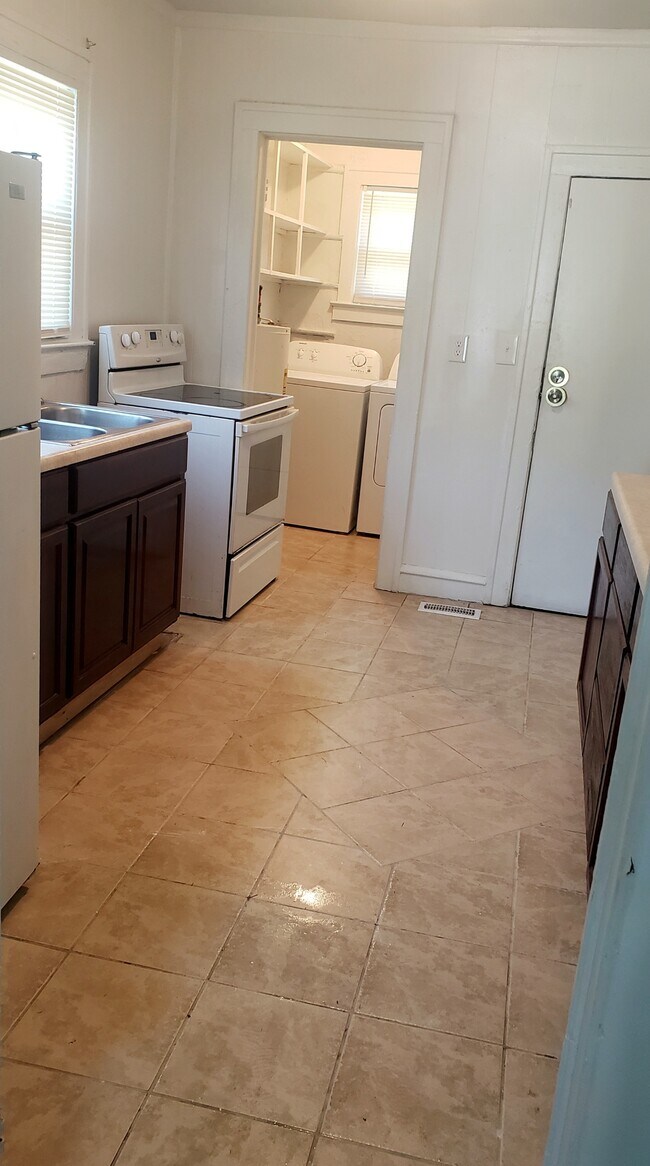 Photo - 617 Rolfe St
