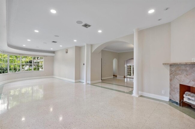 4445 N Michigan Ave