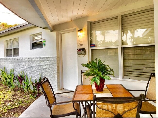 Photo - 223 SW 10th St