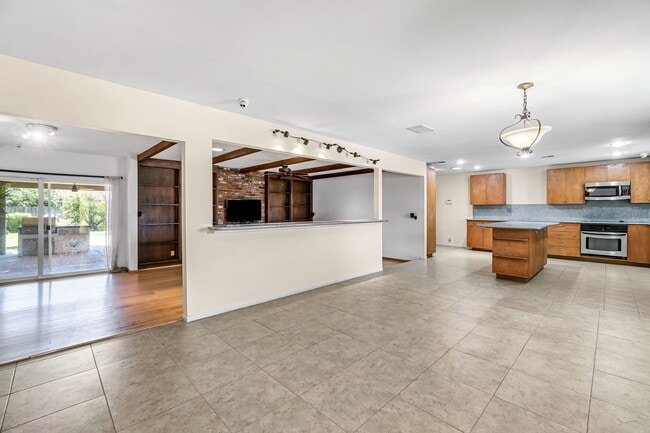Photo - 5170 E Huntington Ave