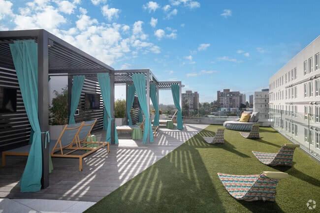 Resort-style Rooftop Deck