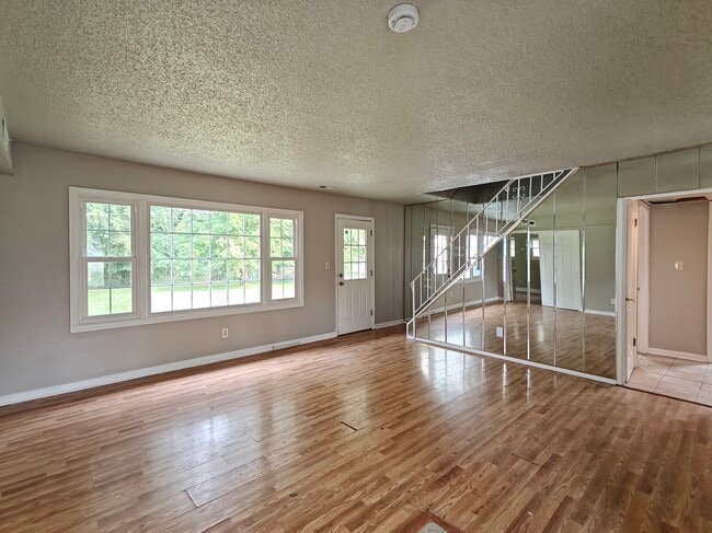 Photo - 75 Mainbridge Ln