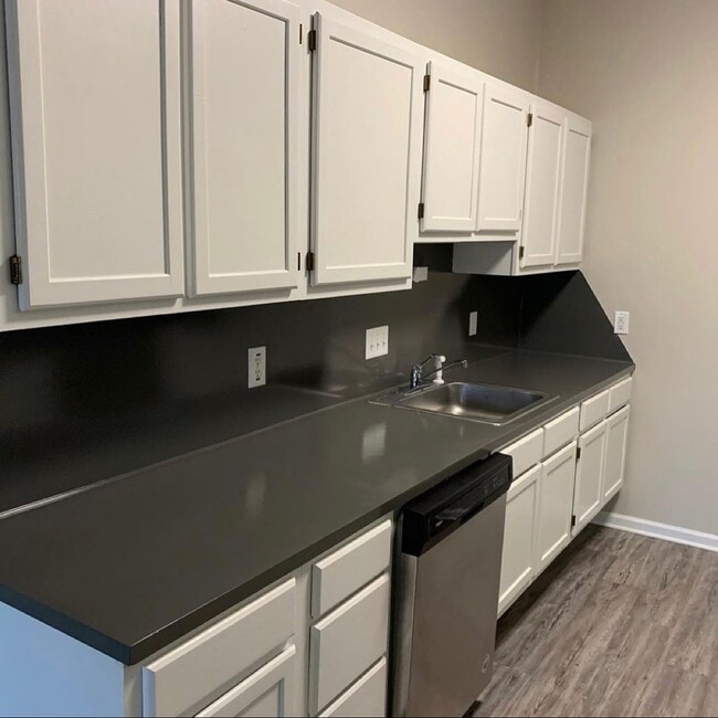 Waterside Studio Kitchen - Apartments on 20th