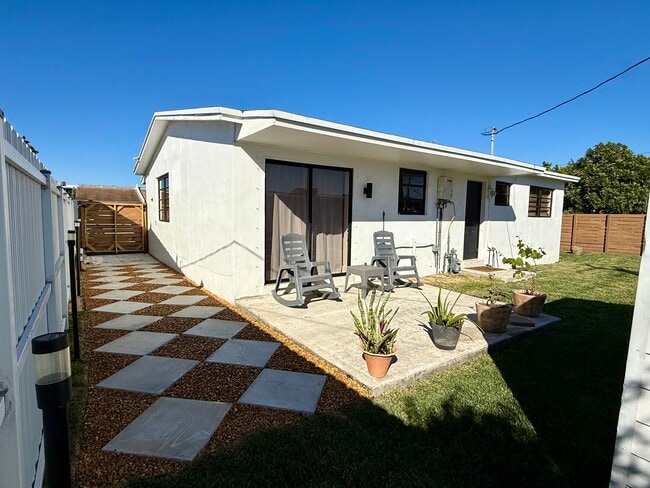 Photo - 902 W 37th St