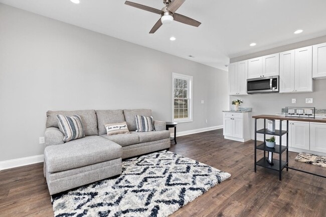 Building Photo - 1013 B St