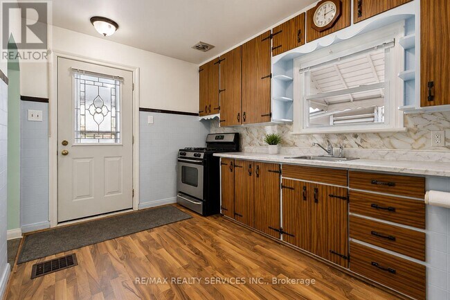 Photo - 215 Highbury Ave N