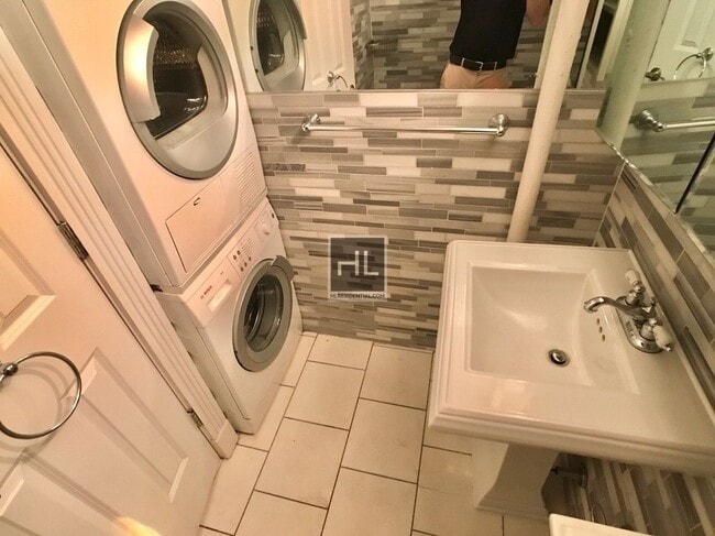 Photo - W 53RD ST. Unidad 1C