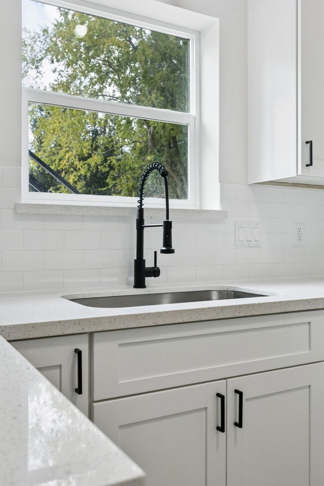 Photo - 422 New Hampshire St