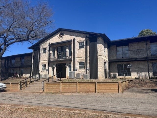 Building Photo - 2903 Clarksville St Unit 104