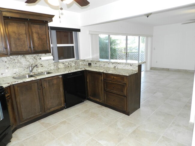 Photo - 3 Greenway Village N Unidad 108