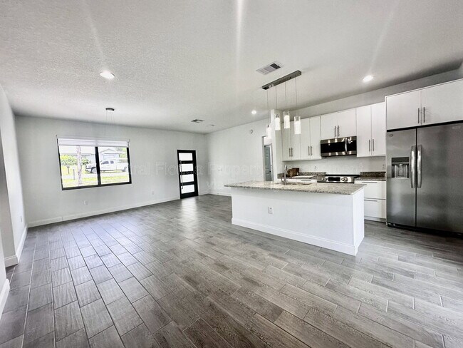 Photo - 774 W 9th St