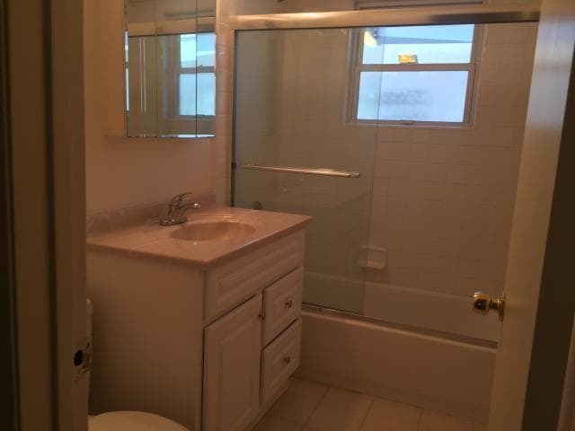 Baño del pasillo - 5587 Cathedral Oaks Rd
