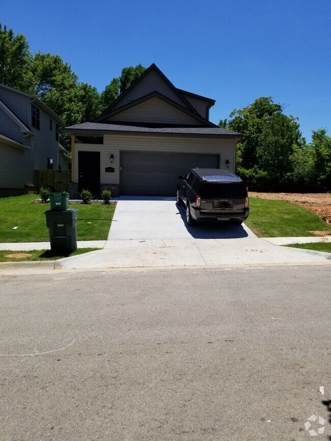 Building Photo - 3 bedroom 3.5 bathroom home near campus