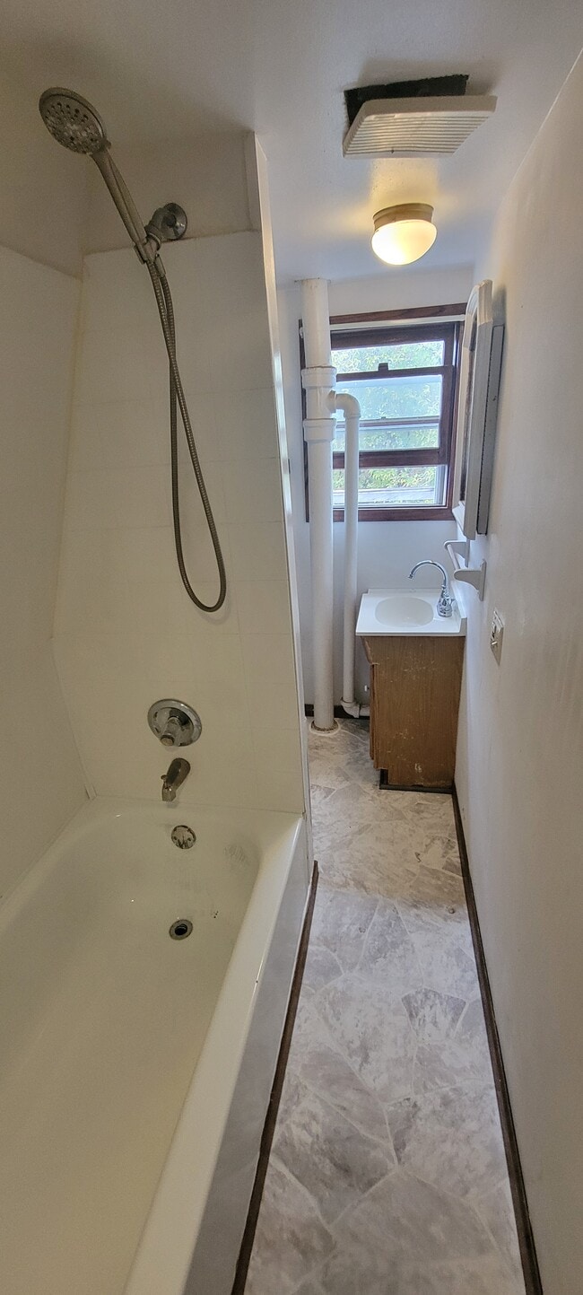 Bathroom - 353 Emma St Unidad #2