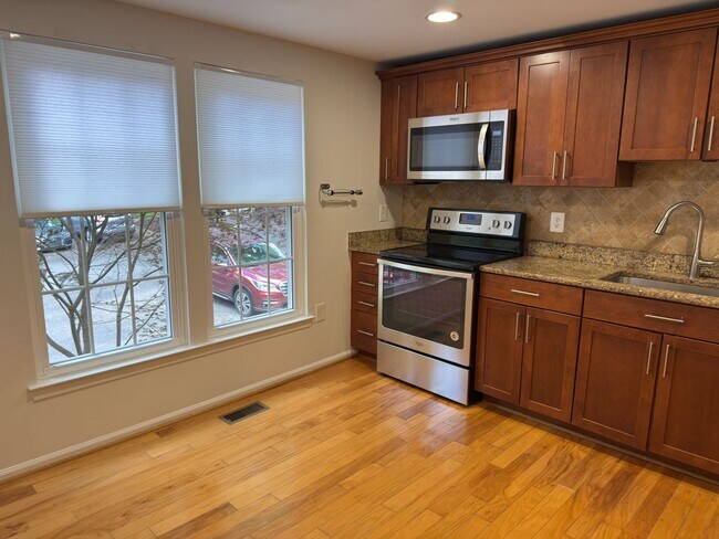 Photo - Beautiful 4 Bed 2.5 Bath Townhome in Burke For Rent!