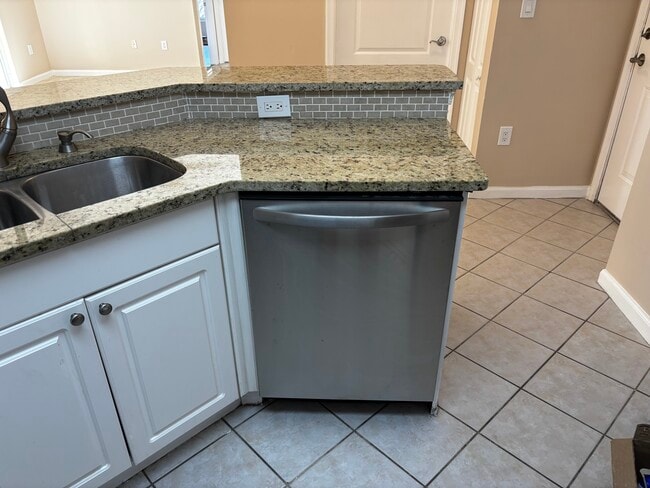 Brand New Dishwasher - 5080 Fairways Cir Unit G208