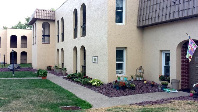 Country Club Apartments