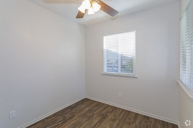 2BR, 1BA - 800 SF