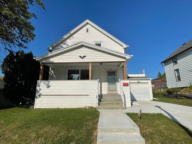 Building Photo - 215 Oak St Rental