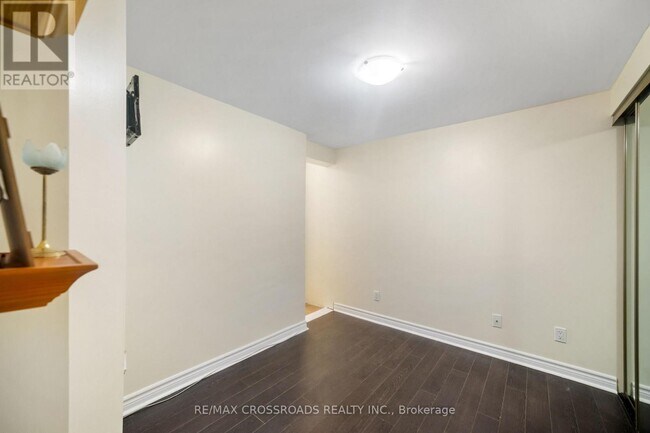 Photo - 38 Jinnah Ct